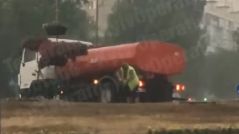 Під час зливи в Києві комунальники поливали клумби на Лісовому масиві