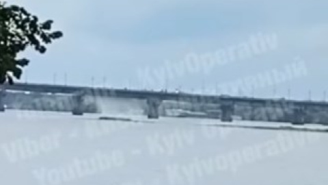 На мосту Патона утворився водоспад через прорив труби