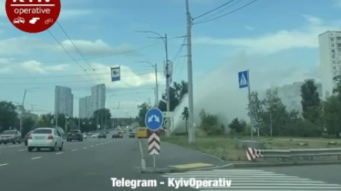 В Киеве на Русановке из газона забил "несанкционированный" фонтан