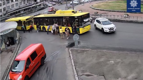 В Киеве попал в ДТП троллейбус, который толкали пассажиры