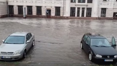 Чернівці накрила сильна злива. Затоплено вулиці та центральний вокзал