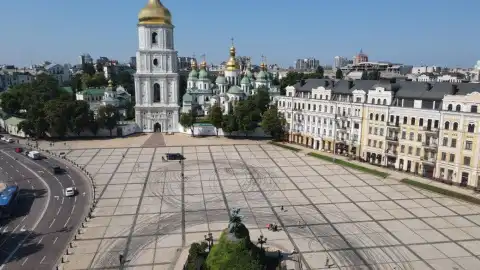 Софійська площа постраждала від коліс автомобілів. Фото: пресслужба КМДА