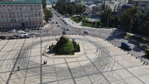 Софійська площа постраждала від коліс автомобілів. Фото: пресслужба КМДА