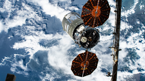 Грузовой корабль Cygnus вблизи МКС. Фото: twitter.com/NASA