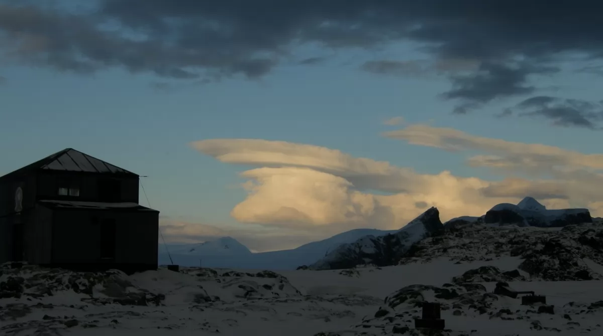 Чечевицеобразные облака. Фото:  facebook.com/AntarcticCenter