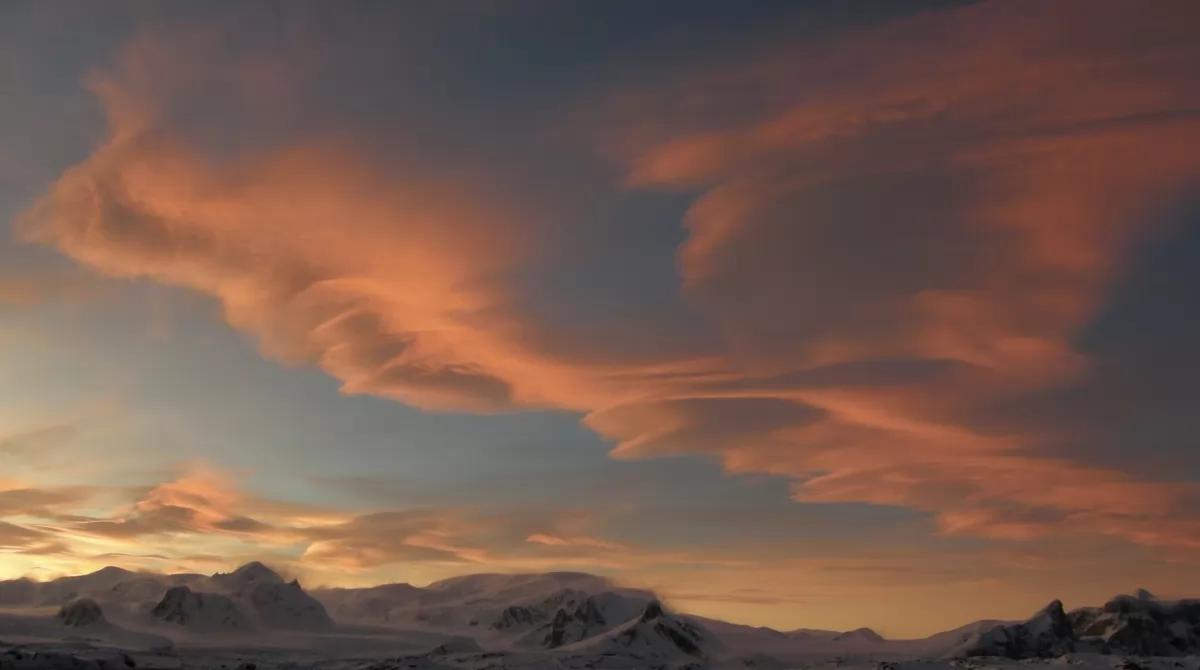 Чечевицеобразные облака. Фото: facebook.com/AntarcticCenter