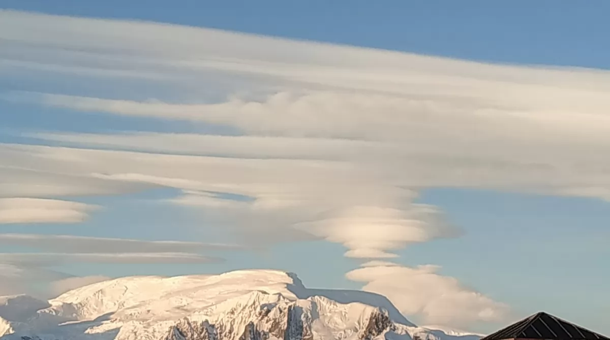 Необычные облака в небе над Антарктикой. Фото: facebook.com/AntarcticCenter