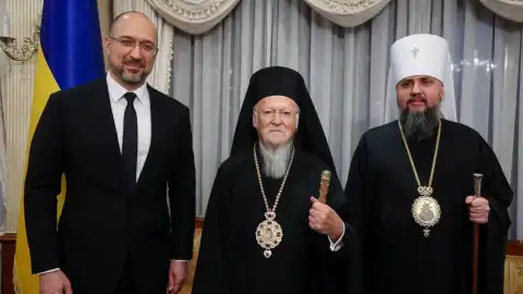 Шмыгаль поприветствовал Вселенского патриарха Варфоломея по прибытии его в Украину