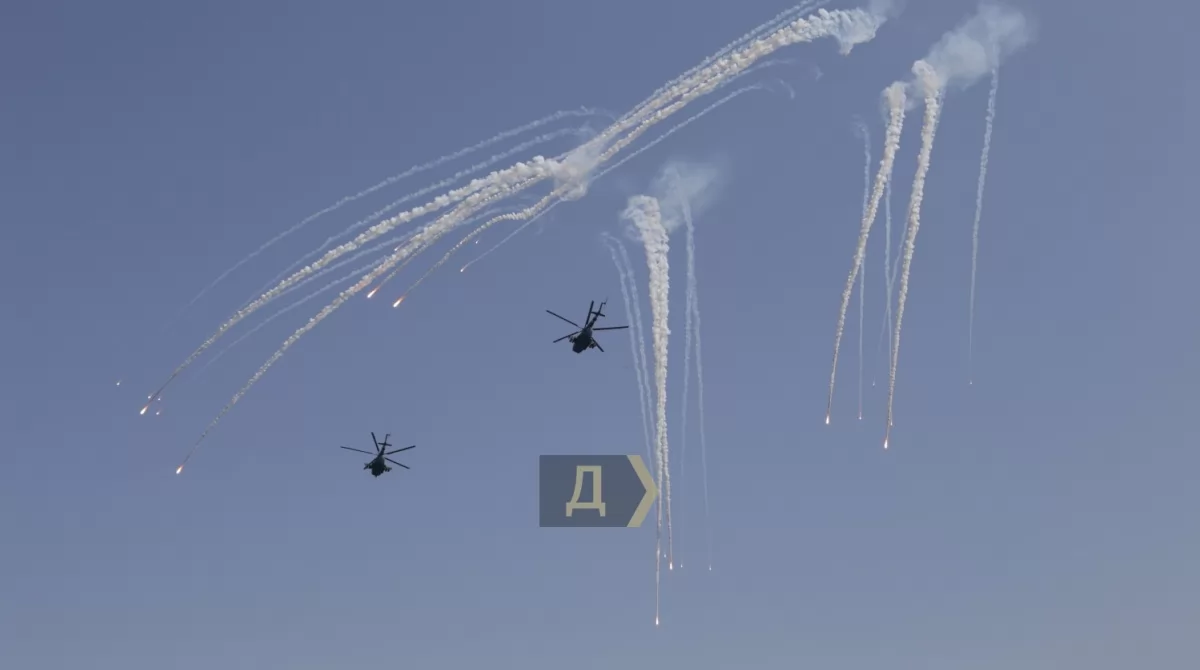 Вертолеты в небе над Одессой. Фото: Думская