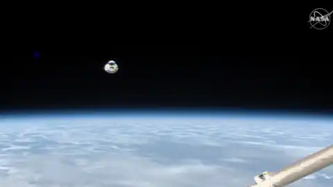 Cargo Dragon стыкуется к МКС. Скриншот видео NASA