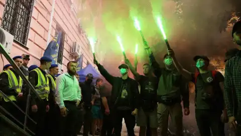 Протест сторонников "Нацкорпуса" возле Печерского райсуда Киева в поддержку арестованных 30 августа представителей организации Кухарчука и Довбыша
