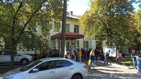 Черга під райвійськоматом у  Києві. Фото: Facebook.