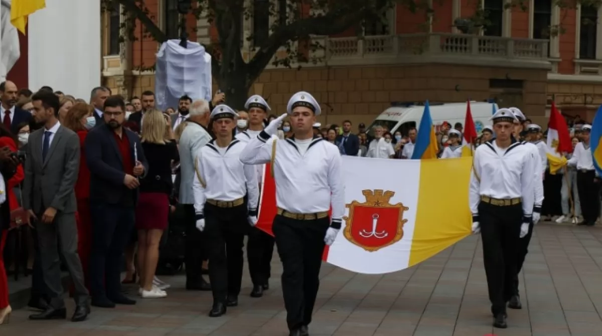 Праздничные мероприятия начались с поднятия флага Одессы возле мэрии. Фото: Пушкинская Праздничные мероприятия начались с поднятия флага Одессы возле мэрии. Фото: Пушкинская
