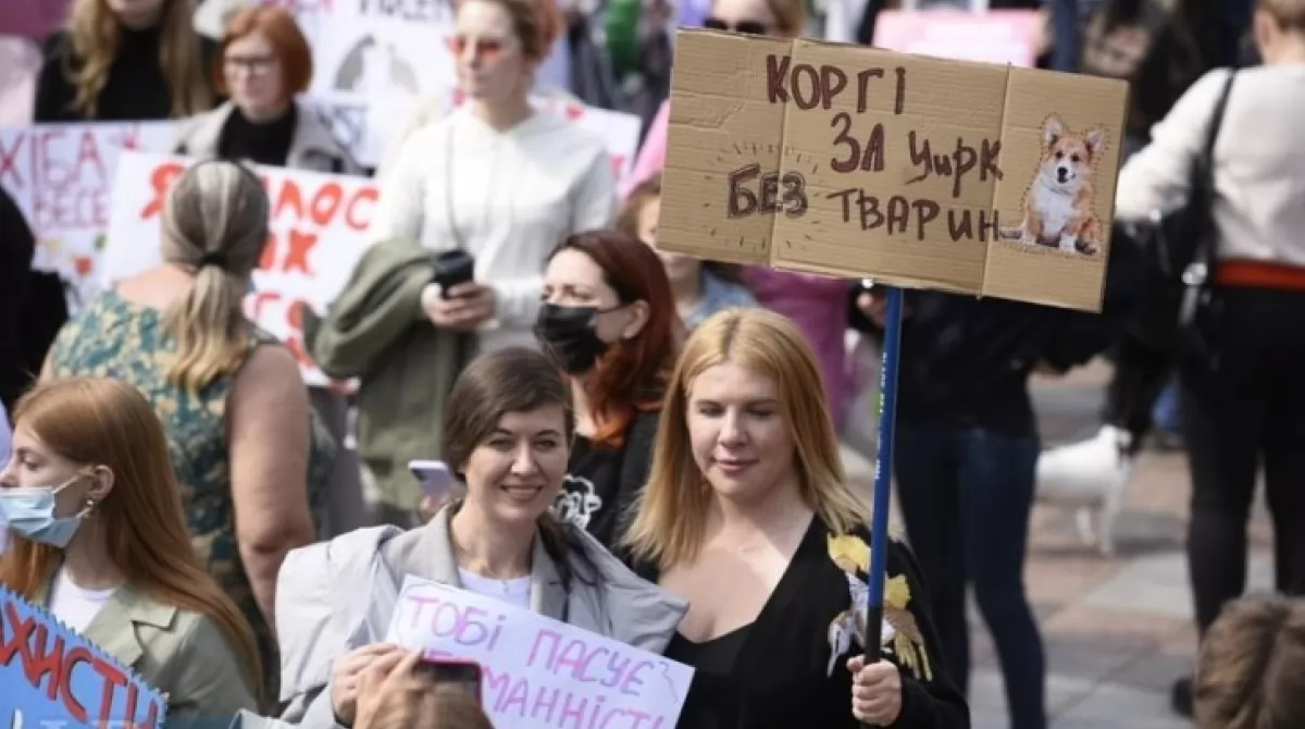 Участники марша держали в руках плакаты с призывами быть милосердными к животным. Фото: lb.ua Участники марша держали в руках плакаты с призывами быть милосердными к животным. Фото: lb.ua