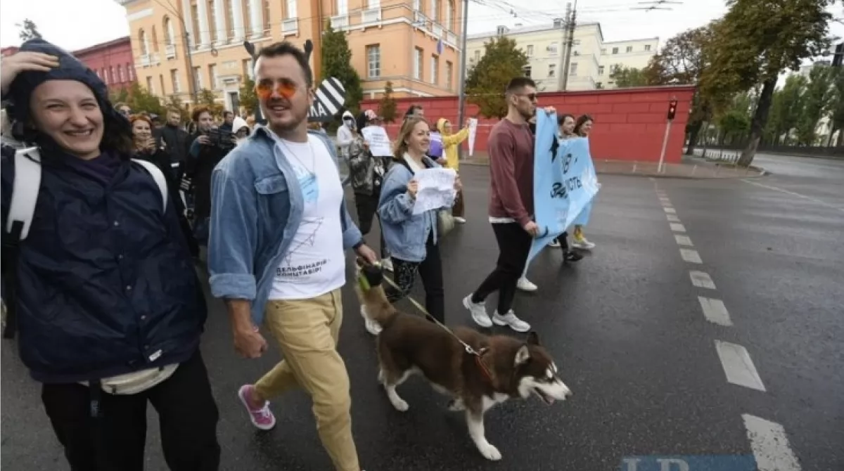 Участники марша вывели на улицы своих домашних любимцев. Фото: lb.ua Участники марша вывели на улицы своих домашних любимцев. Фото: lb.ua