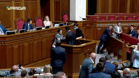 Драка Тищенко и Лероса. Скриншот трансляции Рады
