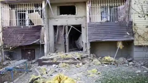 5 снарядов боевиков попало в жилой дом в Трехизбенке Луганской области. Источник: Лугансая обладминистрация 