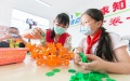 A volunteer teaches a children in a rural library in Rugao, Jiangsu province. Photo by Xinhua.