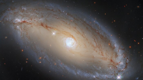 Галактика, похожая на глаз. Фото: esahubble.org