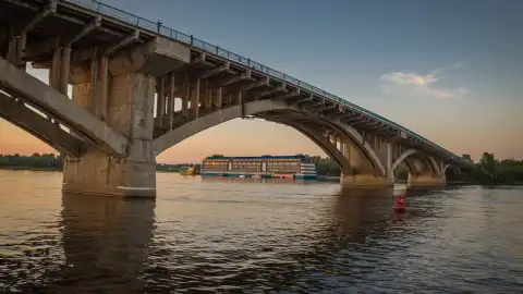 Мост Метро в Киеве. Фото: Википедия