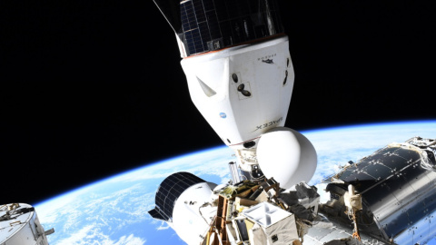 Cargo Dragon отстыковывается от МКС. Фото: SpaceX