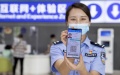 A police officer displays an electronic driver's license at the vehicle management department in Yinchuan, Ningxia Hui autonomous region. Photo by Xinhua.