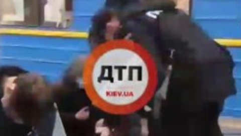 У київському метрополітені пасажира поранили у вагоні поїзда
