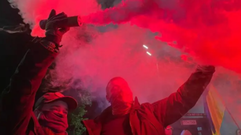 Акция протеста возле дома Зеленского закончилась огненным шоу с "дымовухами"