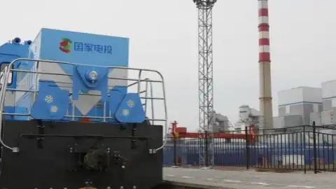 China's hydrogen fuel cell hybrid locomotive. Photo by Xinhua.