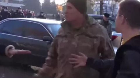 Нападение на журналистов. Скриншот видео