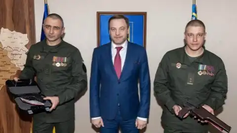 Монастырский вручил двум комбатам наградное оружие, которое ранее принадлежало депутату Киве. Источник: facebook Монастырского