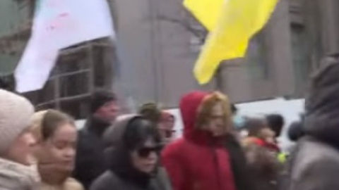 Учасники антивакцинаторського мітингу рушили колоною до СБУ та перекрили рух транспорту