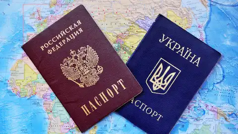 Украинский и российский паспорта. Фото: ИТАР-ТАСС