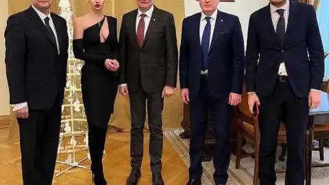 На фото Кристина Тишкун стоит между заместителем министра образования Игорем Гарбаруком (слева) и мэром Львова Андреем Садовым (справа). Фото: instagram.com / christina_tyshkun