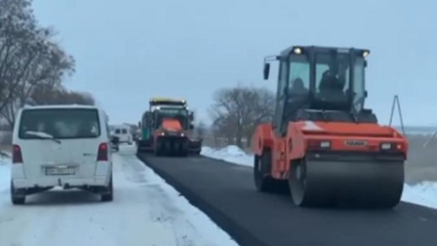 На Одещині асфальт укладали в сніг та ожеледицю. Укравтодор відмовився приймати роботи