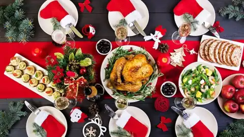 Новогодний стол. Фото: Shutterstock