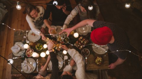 Новогоднее застолье. Фото: pexels