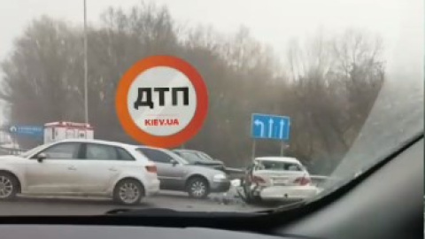 Під Києвом зіткнулися 4 автомобілі, рух на трасі перекрито