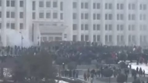 В Алмати протестувальники увірвалися до міського акімату. Опубліковано відео