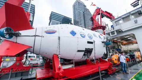 The manned submersible Jiaolong on its mothership Shenhai Yihao (DeepSea No. 1) at a port in Shenzhen, south China's Guangdong Province. Photo by Xinhua/Mao Siqian.