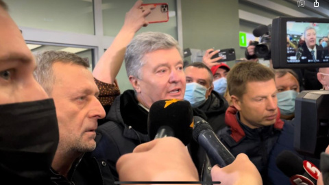 Мітинг, ДБР і тиснява на вході. Як зустрічали Порошенка в аеропорту "Київ"