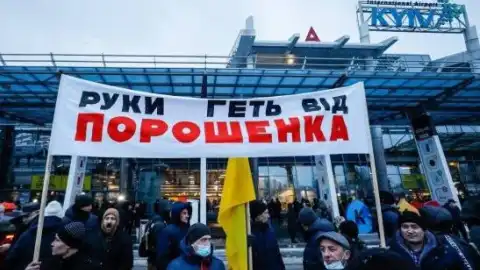 Сторонники Петра Порошенко у аэропорта "Жуляны". Фото из открытых источников