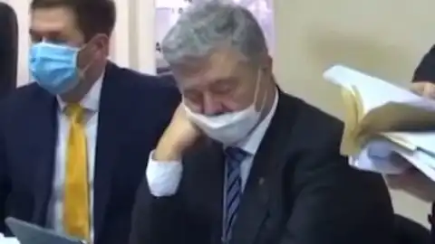 Петр Порошенко уснул в ходе судебного заседания. Кадр видеозаписи