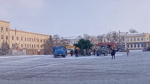 У Кропивницькому через сильну хуртовину впала ялинка на головній площі