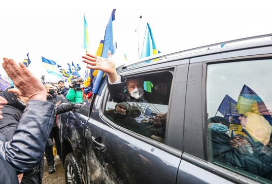 Порошенко на бюджетном автомобиле 17 января 2022 года. Фото: газета ”День”