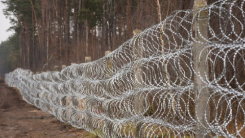 Через міграційну кризу Україна зміцнює кордон з Білоруссю колючим дротом та сіткою-рабицею