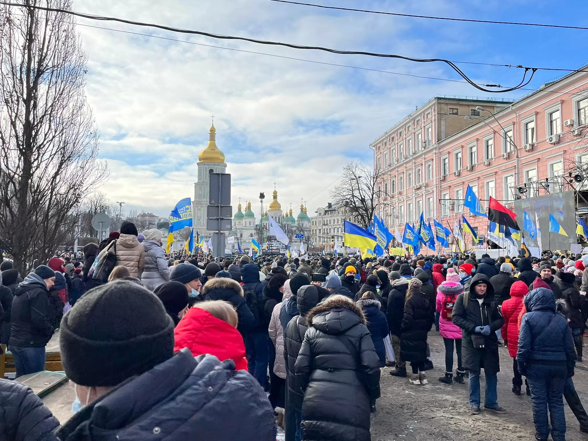 Митинг сторонников Петра Порошенко под Печерским райсудом Киева. Фото: Українські Новини Митинг сторонников Петра Порошенко под Печерским райсудом Киева. Фото: Українські Новини