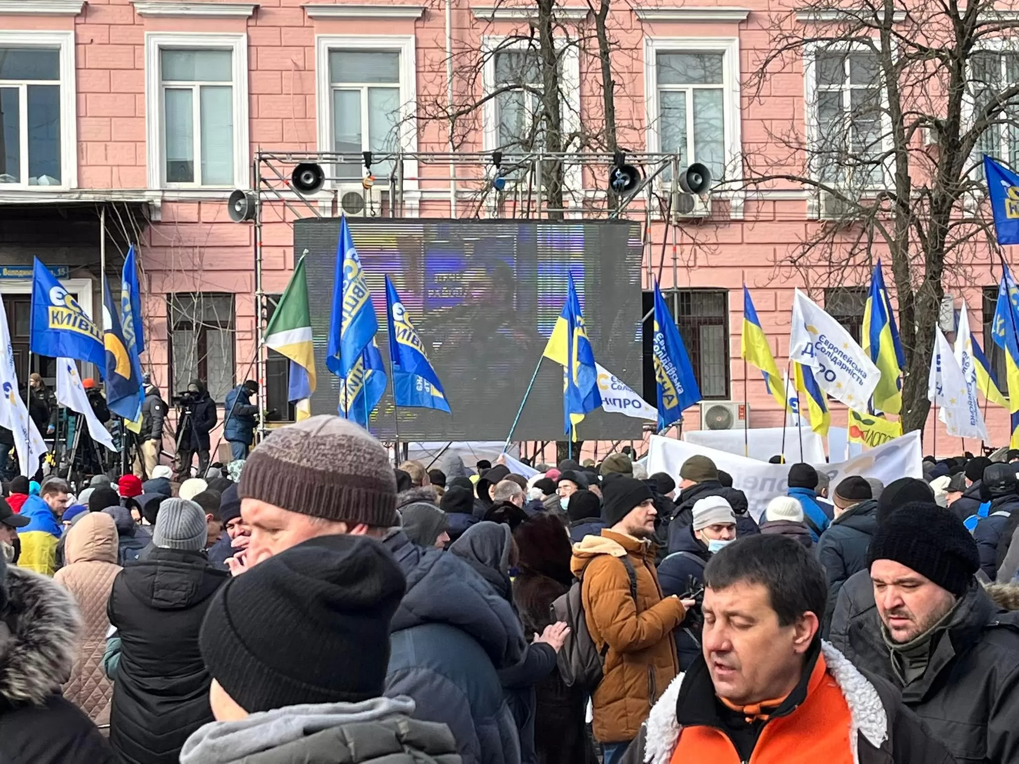 Митинг сторонников Петра Порошенко под Печерским райсудом. Фото: Українські Новини Митинг сторонников Петра Порошенко под Печерским райсудом. Фото: Українські Новини