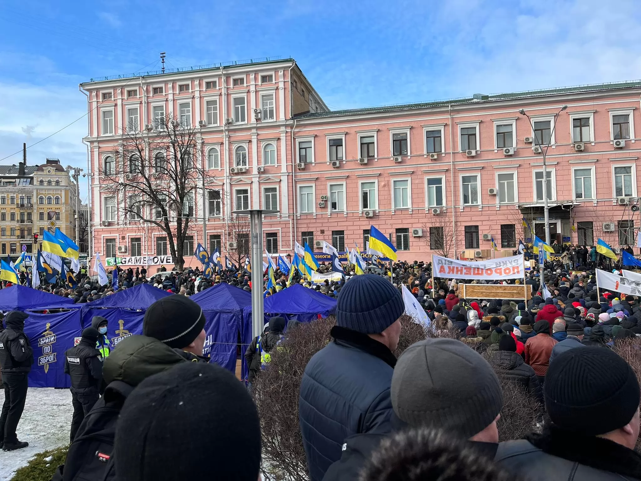 Митинг сторонников Порошенко под Печерским судом. Фото: Українські Новини Митинг сторонников Порошенко под Печерским судом. Фото: Українські Новини