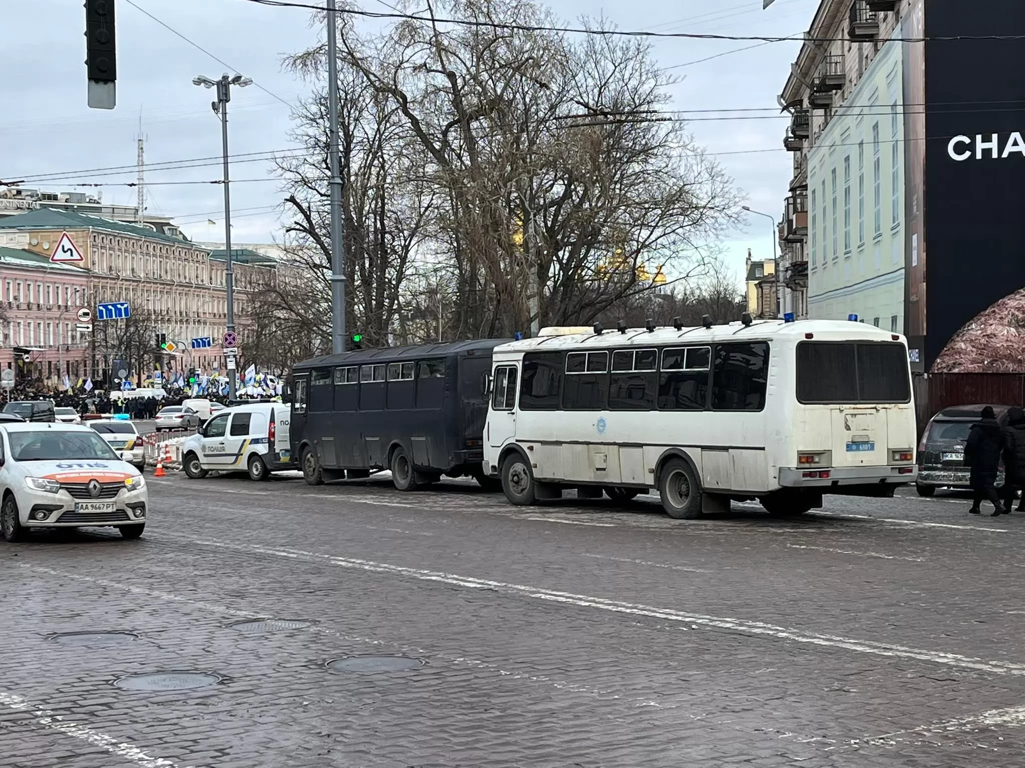 Митинг сторонников Порошенко под Печерским райсудом. Фото: Українські Новини Митинг сторонников Порошенко под Печерским райсудом. Фото: Українські Новини